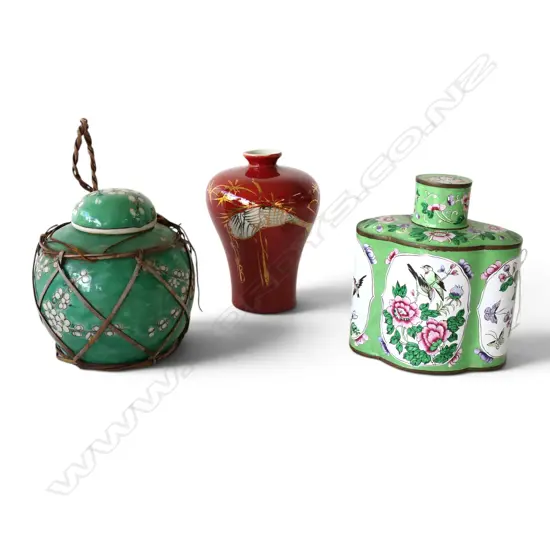 2 GREEN ORIENTAL LIDDED CONTAINERS + RED VASE H.160mm
