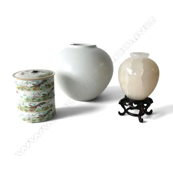 3 ORIENTAL ITEMS; 5 PCE STACKING CONTAINER H.145mm, ONYX VASE ON STAND, JAPANESE VASE H.210mm