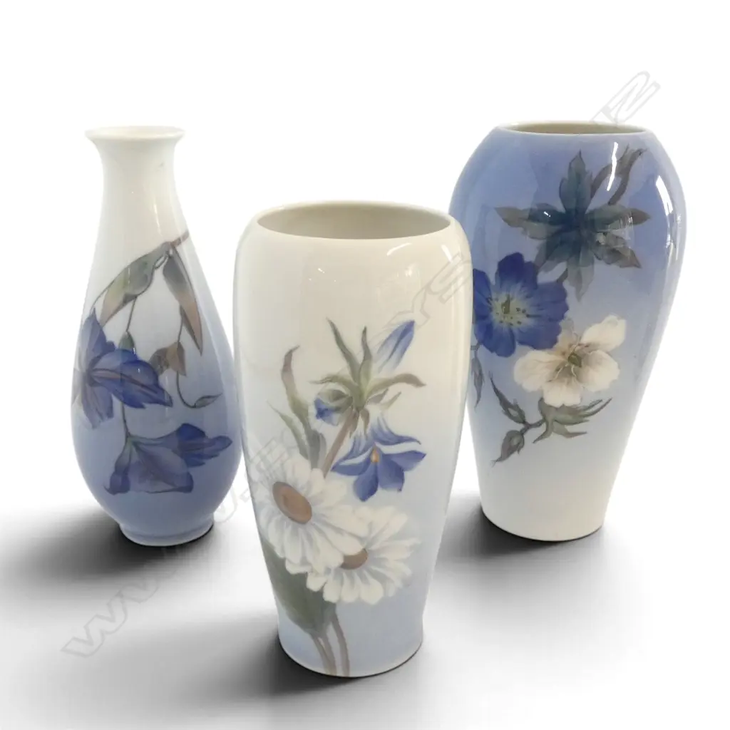 3 ROYAL COPENHAGEN BLUE & WHT FLORAL VASES, H.170/190/190mm Image 1++