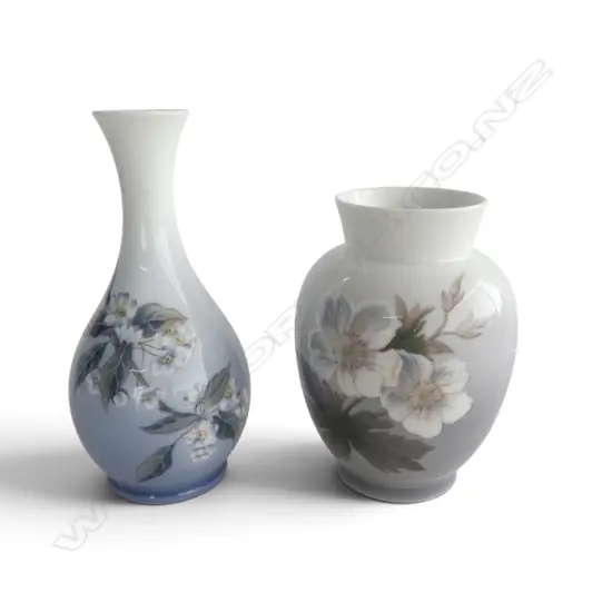 2 ROYAL COPENHAGEN WHT FLORAL VASES, H.170/170/220mm