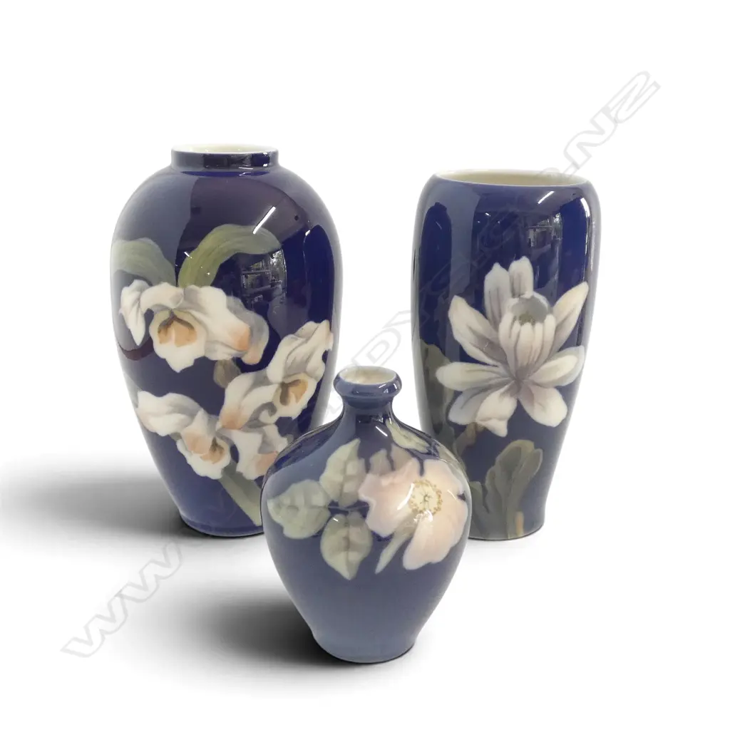 3 ROYAL COPENHAGEN VASES, florals on a navy blue ground, H.110,160,180mm Image 1++