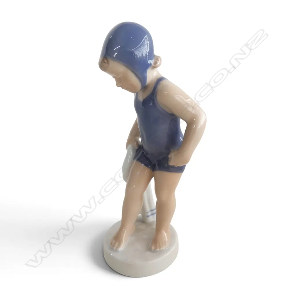 ROYAL COPENHAGEN FIGURINE Girl Bathing by Hans Hansen c.1969/74, 160mm Image 1++