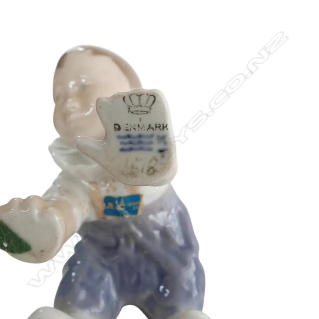 2 ROYAL COPENHAGEN FIGURINES, CRAWLING BABY(1938), H.75, POINTING BABY (1955), 90mm Image 1++