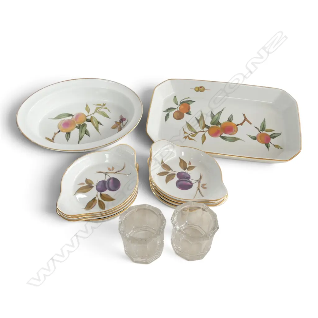 10 PCES ROYAL WORCESTER EVESHAM; 8 DISHES 145mm dia, 2 OVEN TRAYS 210x360mm + + 2 TIFFANY & CO. GLASS TEA LIGHTS Image 1++