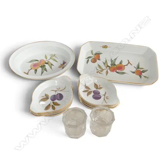 10 PCES ROYAL WORCESTER EVESHAM; 8 DISHES 145mm dia, 2 OVEN TRAYS 210x360mm + + 2 TIFFANY & CO. GLASS TEA LIGHTS