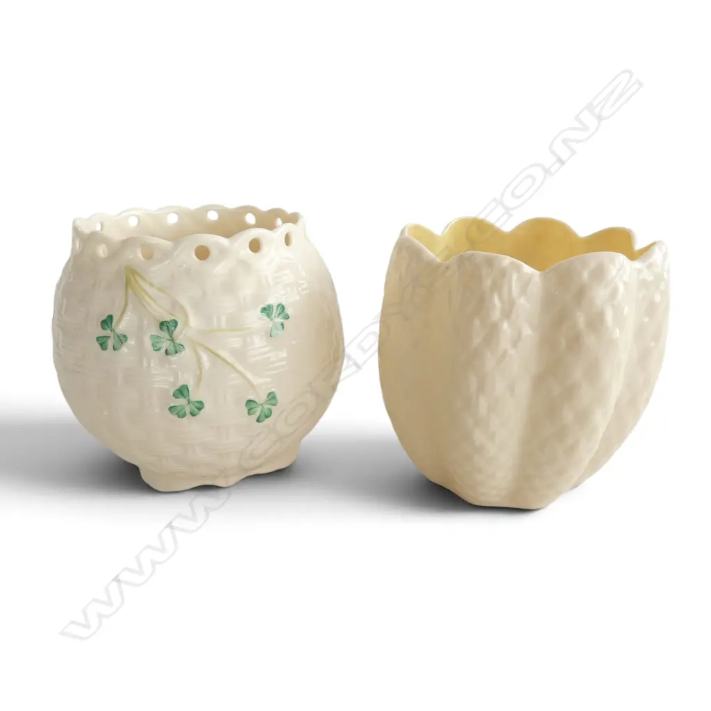 2 GREEN MARK BELLECK VASES H120MM Image 1++