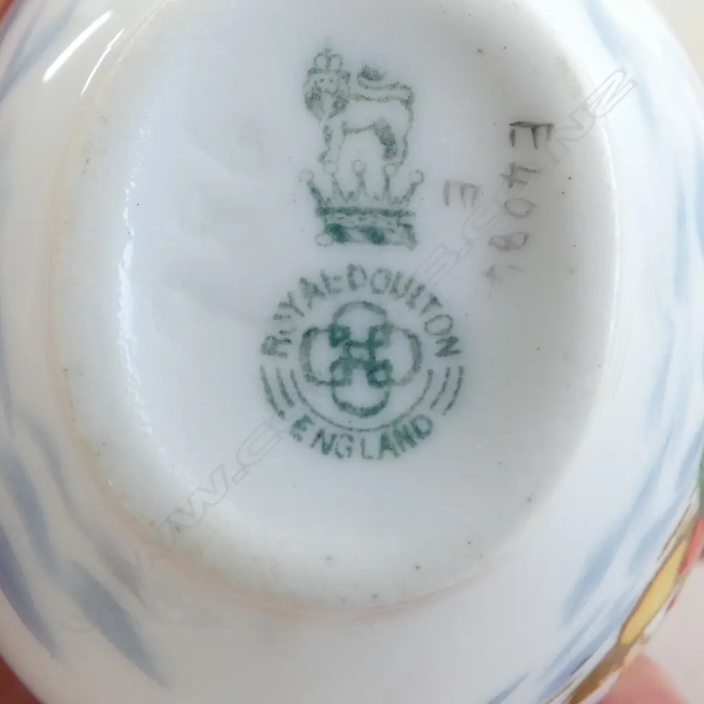 3 ROYAL DOULTON SKATER MINIATURES, H.40mm Image 1++