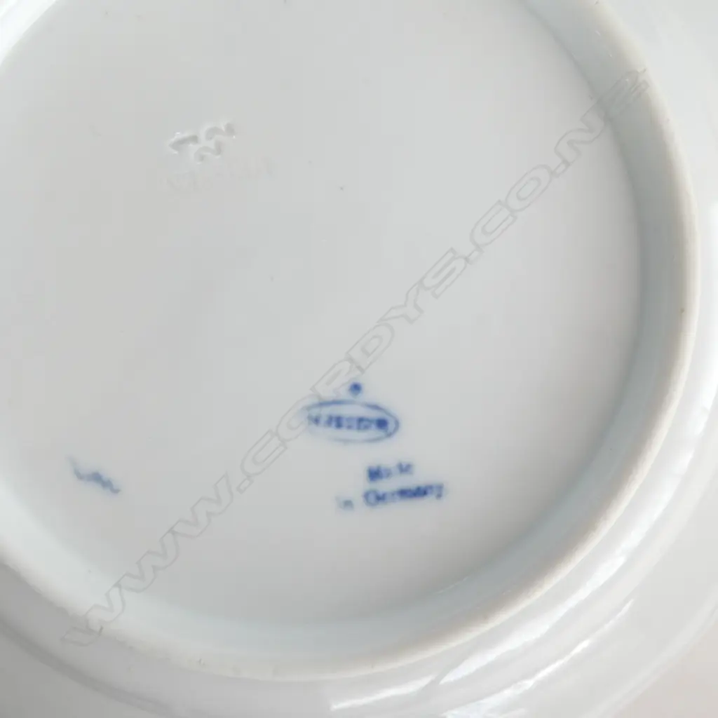 7 ASST. MEISSEN BLUE ONION PLATES (GOOD CONDITION, MINIMAL WEAR 250mm dia) + TEAPOT (FAULTS)  Image 1++