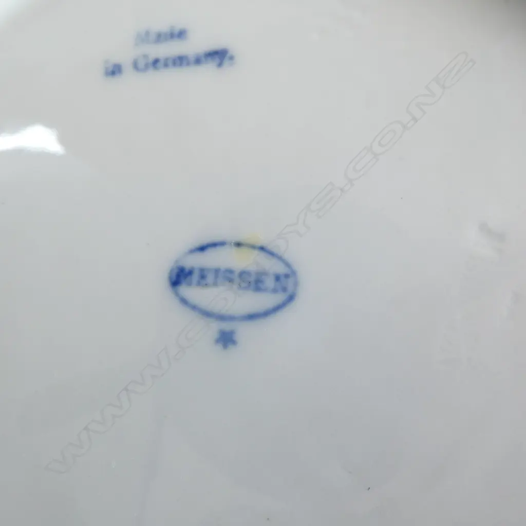 7 ASST. MEISSEN BLUE ONION PLATES (GOOD CONDITION, MINIMAL WEAR 250mm dia) + TEAPOT (FAULTS)  Image 1++
