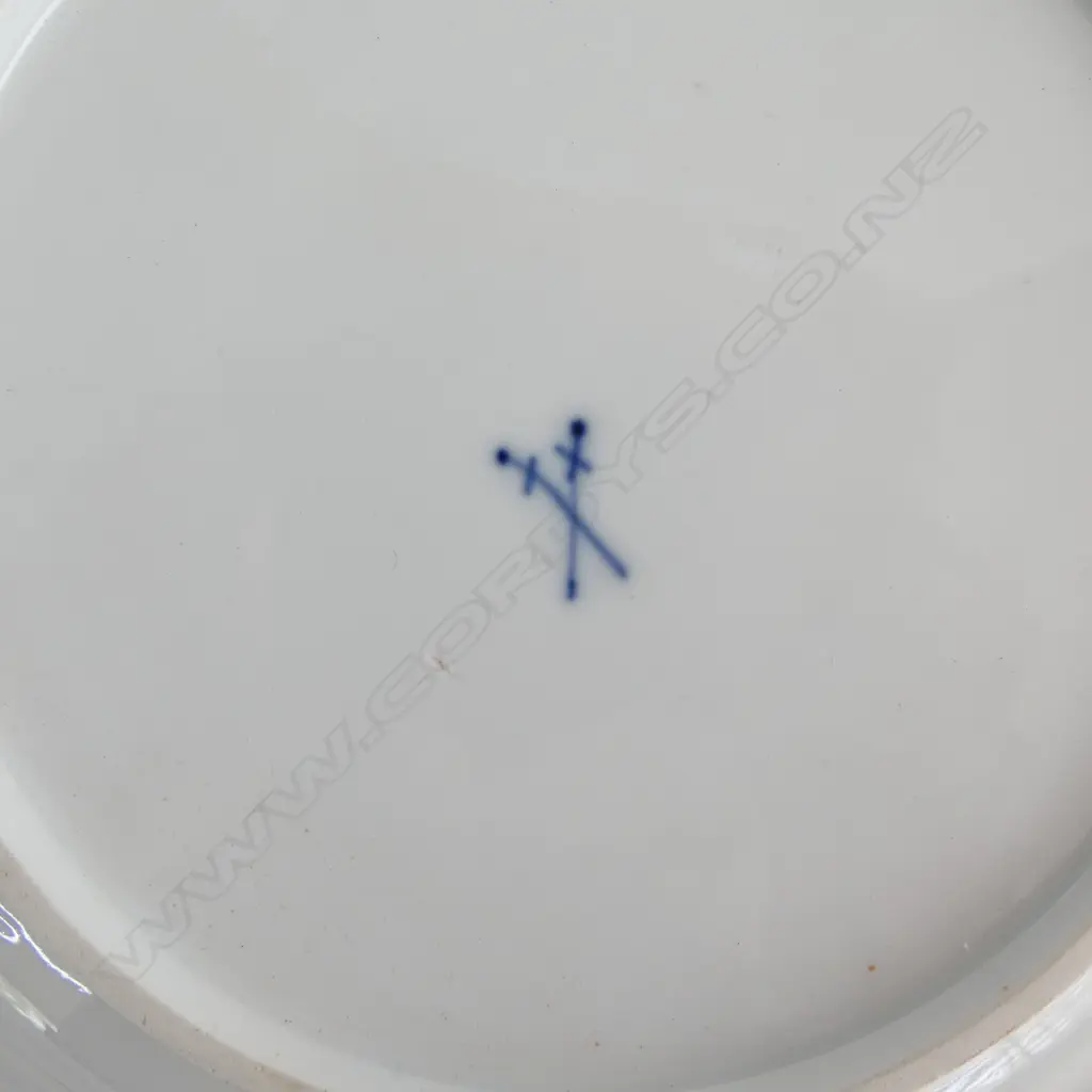 7 ASST. MEISSEN BLUE ONION PLATES (GOOD CONDITION, MINIMAL WEAR 250mm dia) + TEAPOT (FAULTS)  Image 1++