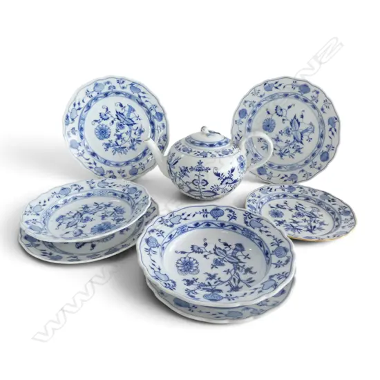 7 ASST. MEISSEN BLUE ONION PLATES (GOOD CONDITION, MINIMAL WEAR 250mm dia) + TEAPOT (FAULTS) 
