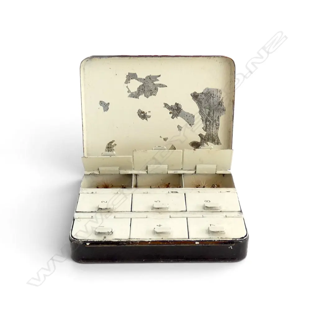 VINTAGE HARDY BROS  FLY BOX & CONTENTS L100MM Image 1++
