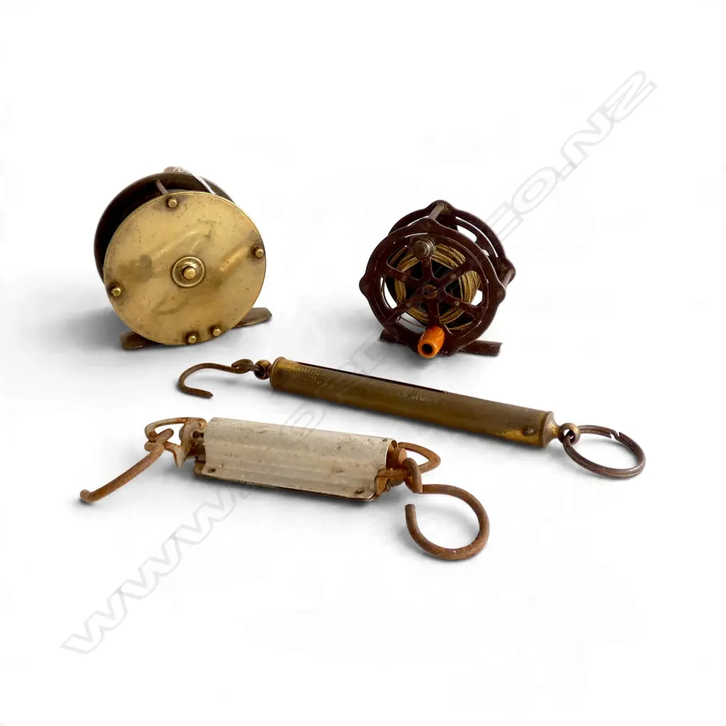 2 VINTAGE FLY FISHING REELS + 2 SPRING BALANCES Image 1++