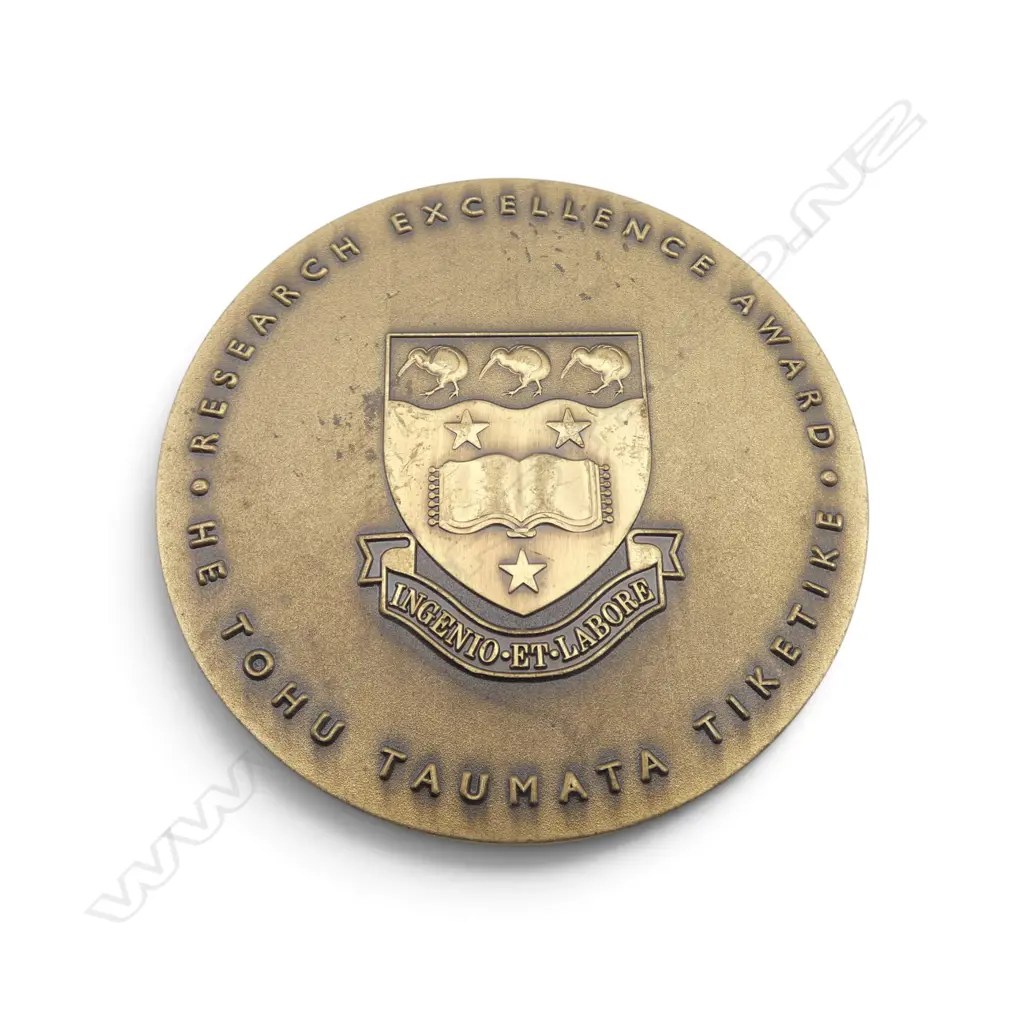 GILT METAL LGE NZ MEDALLION 'RESEARCH EXCELLENCE AWARD' Dia.70mm  Image 1++