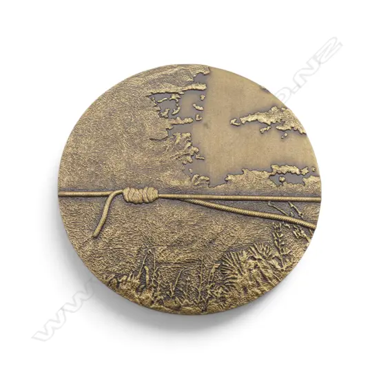 GILT METAL LGE NZ MEDALLION 'RESEARCH EXCELLENCE AWARD' Dia.70mm 