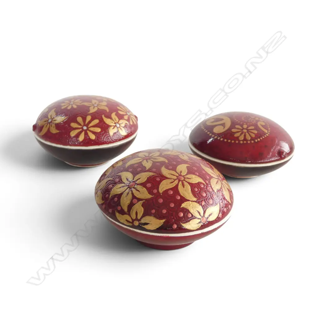 3 KEUM SUN LEE CERAMIC TRINKET BOXES, RED w GOLD DETAIL, Dia.95mm Image 1++