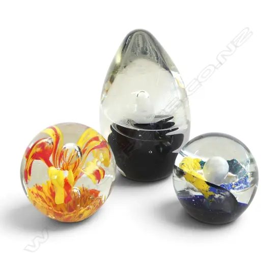 3 GLASS PAPERWEIGHTS, H.60/70/130mm, 2 faulted