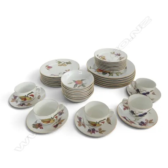 34 PCES ROYAL WORCESTER EVESHAM; 6 DINNER PLATES 255mm dia, 7 LUNCHEON, 8 SIDE PLATES, 8 CEREAL BOWLS, 5 C/S