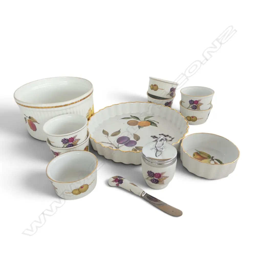 12 PCES ROYAL WORCESTER EVESHAM; 8 RAMEKINS, 2 OVEN DISHES, CODDLER & KNIFE Image 1++