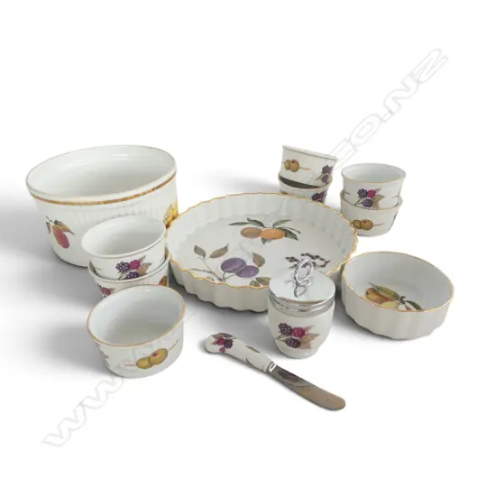 12 PCES ROYAL WORCESTER EVESHAM; 8 RAMEKINS, 2 OVEN DISHES, CODDLER & KNIFE