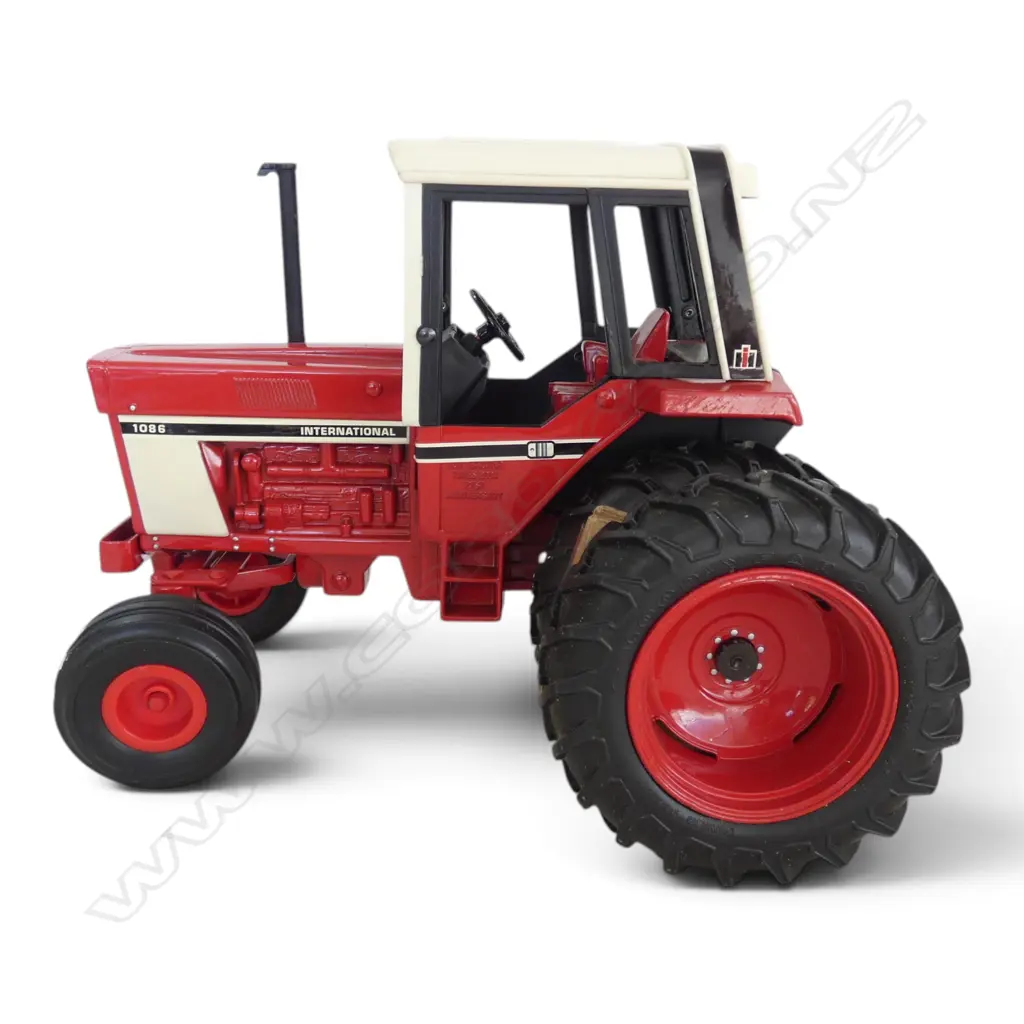 BOXED INTERNATIONAL 1086 HARVESTER TRACTOR, SCALE 1:16 MODEL Image 1++