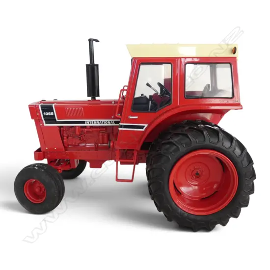 BOXED INTERNATIONAL 1976 MODEL HARVESTER, 1:16 SCALE MODEL