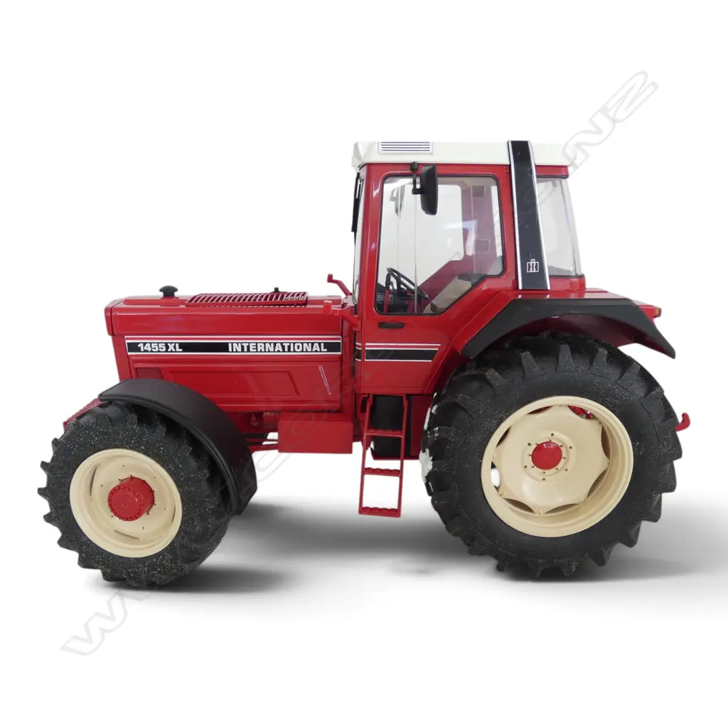 BOXED INTERNATIONAL MODEL TRACTOR 1455 HLY, 1:16 SCALE, 1983 LTD ED of 2000 Image 1++