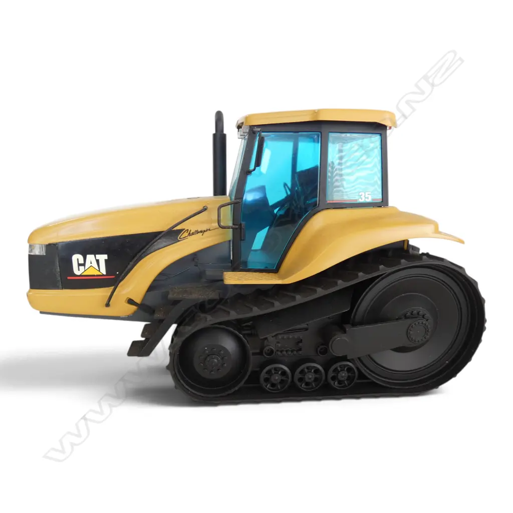 BOXED MODEL CAT CHALLENGER AGRICULTURAL TRACTOR 1:16 SCALE Image 1++