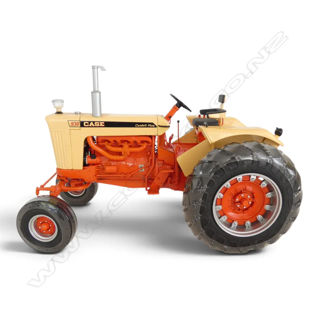 BOXED PRECISION MODEL TRACTOR COMFORT KING 930 1:16 SCALE Image 1++