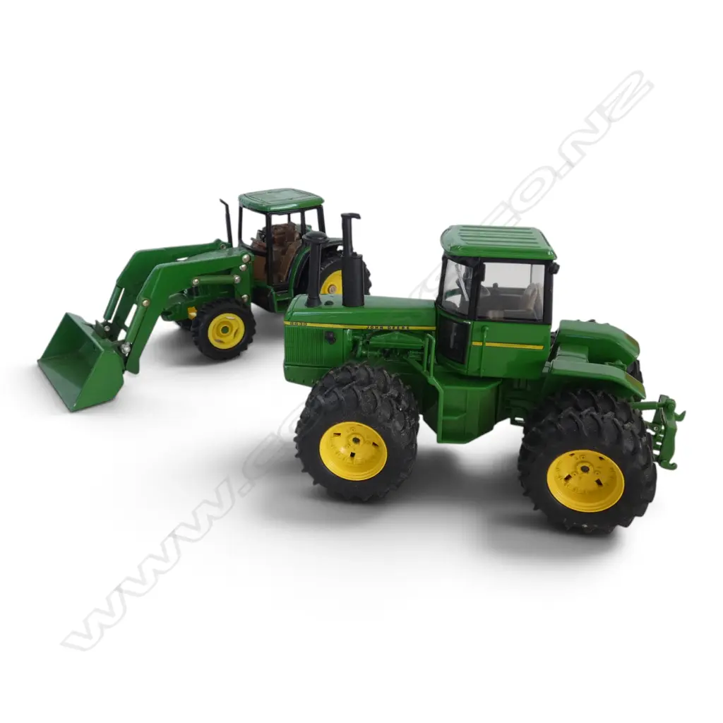 2 BOXED JOHN DEERE MODEL TRACTORS, SCALE 1:32, DIE CAST Image 1++