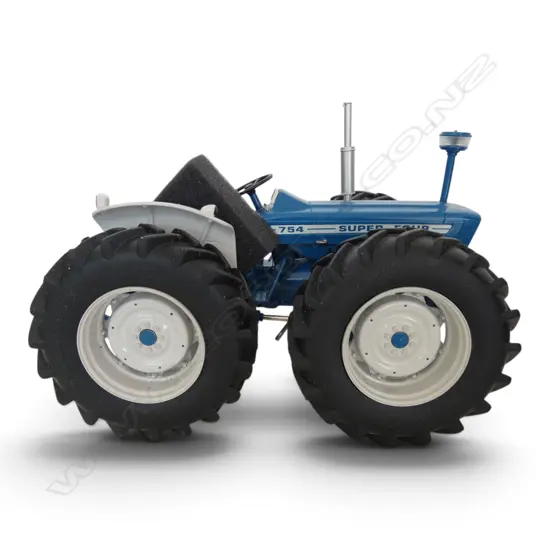 BOXED COUNTRY 754 MODELTRACTOR, SSCALE 1:16, LTD ED 999