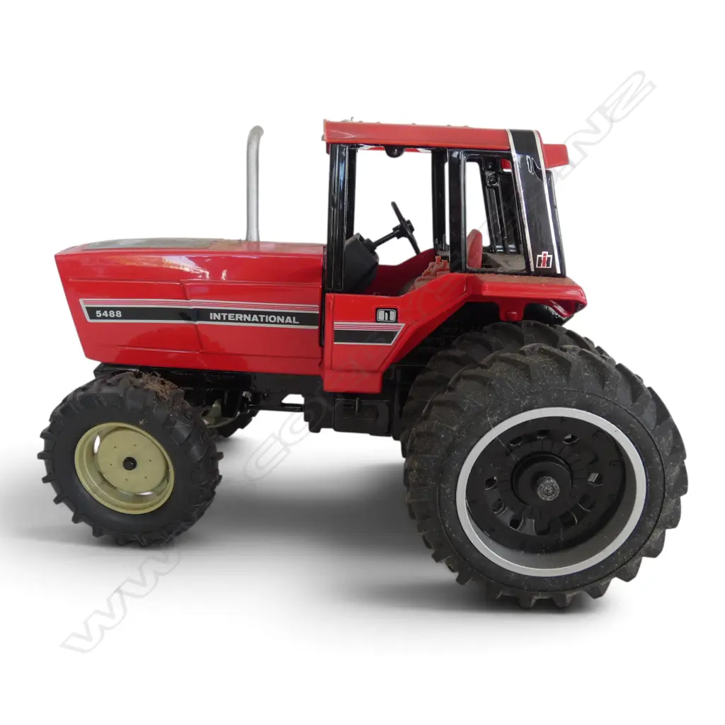 BOXED INTERNATIONAL 5488 MODEL TRACTOR, SCALE 1:16 Image 1++
