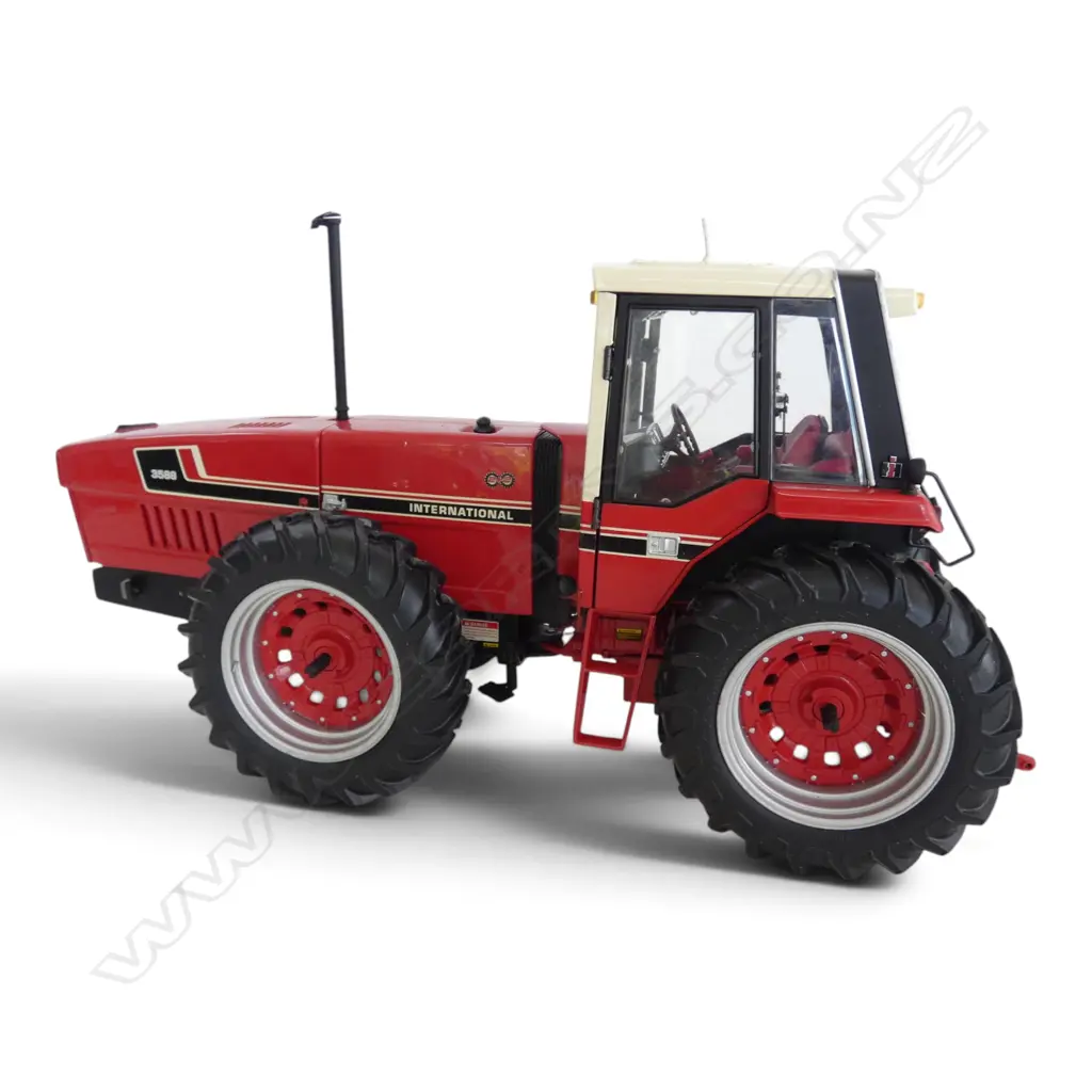 BOXED PRECISION DIE CAST INTERNATIONAL 3588 TRACTOR, 1:16 SCALE Image 1++