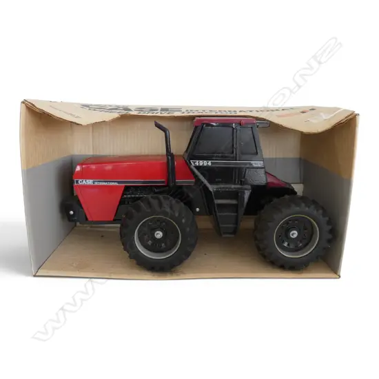 BOXED CASE INTERNATIONAL 4 WHEEL DRIVE TRACTOR, 1:16 SCALE