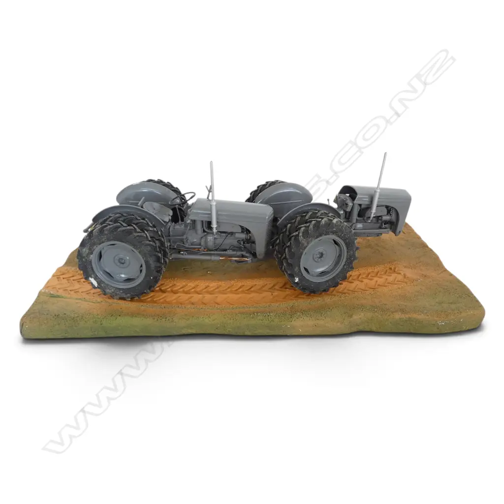 BOXED LTD ED MODEL DUAL DR, IVE FERGUSSON TED-40 w DIORAMA PLATFORM, 1:16 SCALE Image 1++
