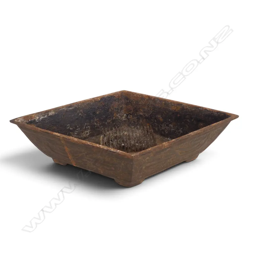 VICTORIAN CAST IRON DIAMOND SHAPE FLOWER TROUGH W. KENZAN FLOWER FROG, L.300mm H.70mm Image 1++