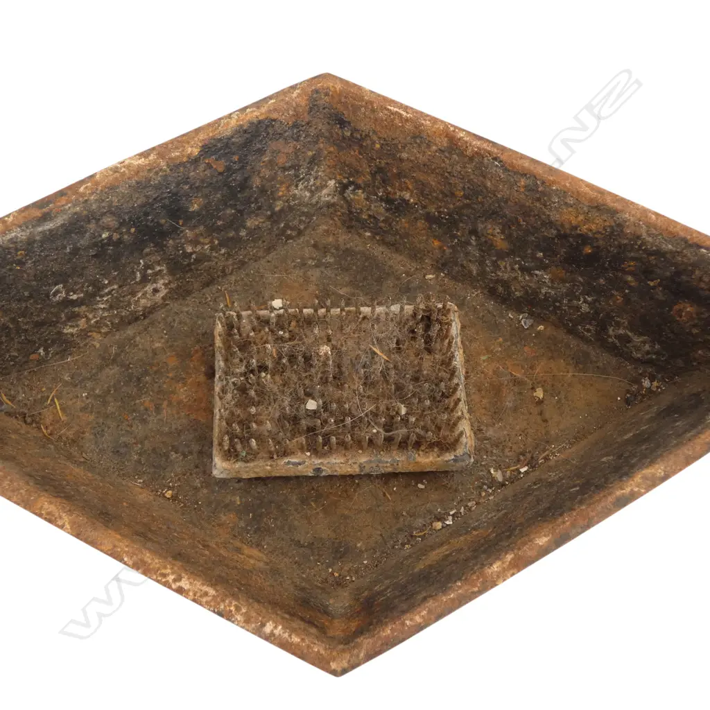 VICTORIAN CAST IRON DIAMOND SHAPE FLOWER TROUGH W. KENZAN FLOWER FROG, L.300mm H.70mm Image 1++