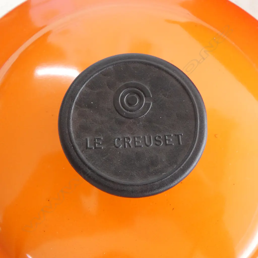 LE CREUSET ENAMELLED CAST IRON POT w. METAL LID 245mm Image 1++