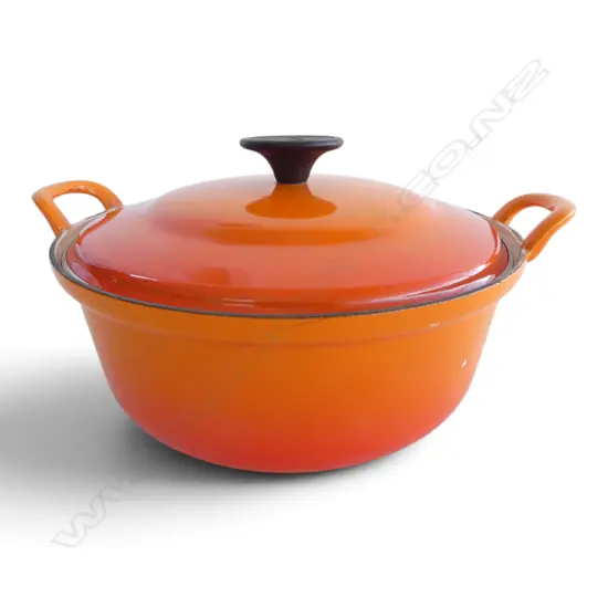 LE CREUSET ENAMELLED CAST IRON POT w. METAL LID 245mm