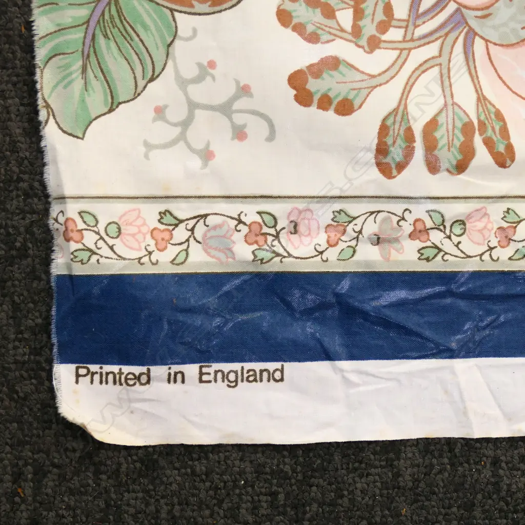 ROLL OF CHINTZ FABRIC 'LA PORTUGAISE' Image 1++