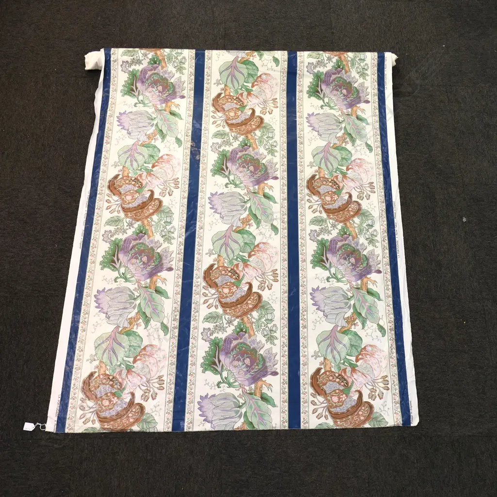 ROLL OF CHINTZ FABRIC 'LA PORTUGAISE' Image 1++