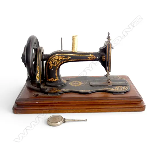 ANTIQUE SINGER SEWING MACHINE W.430mm