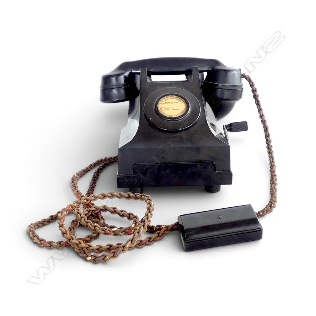 BLACK BAKERLITE VINTAGE TELEPHONE Image 1++