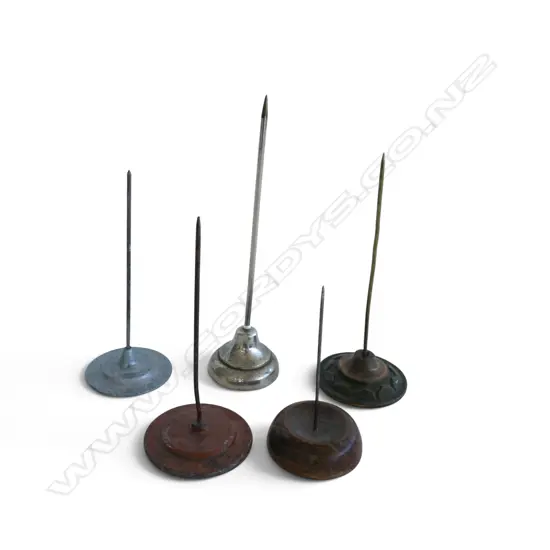 5 VINTAGE METAL LETTER SPIKES ON CIRCULAR BASES, H.130mm-230mm 