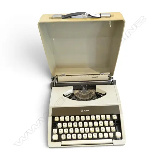 VINTAGE 1970’s TYPEWRITER ‘ROYAL SIGNET’ IN CASE, L.300mm, W.280mm H.110m