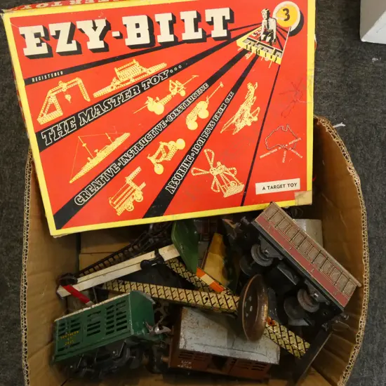 BOXED EZY-BILT 'THE MASTER TOY' + ASST. HORNBY TRAIN PCES