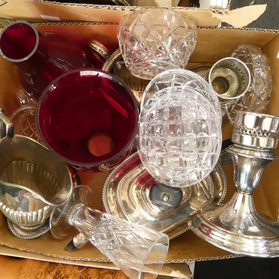 2 EP TEA SETS, PR EP / RED GLASS CANDLESTICKS H.275mm, 5 PCES CRYSTAL