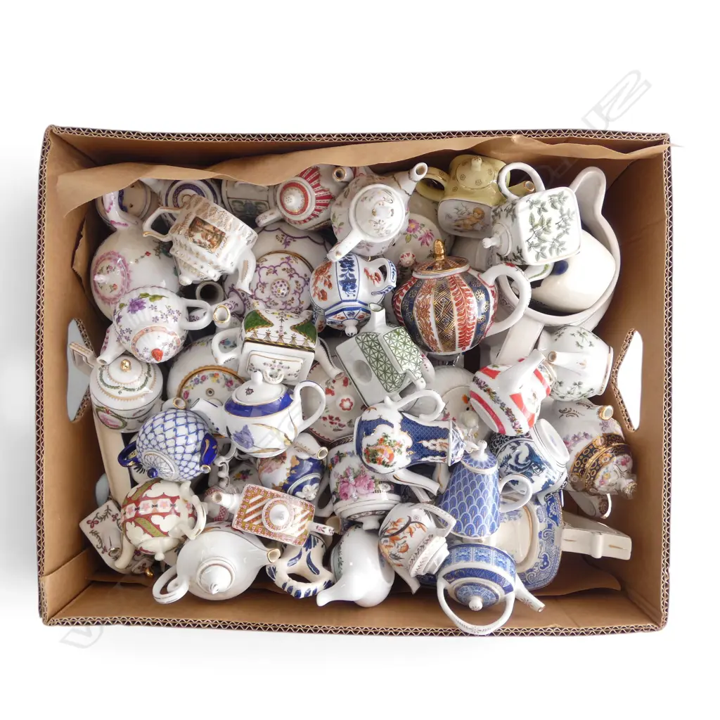 MINIATURE TEAPOTS, COLLECTORS PLATES Image 1++