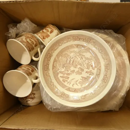 CROWN LYNN 'BROWN WILLOW' DINNER SET