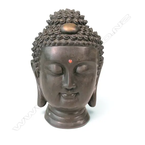 SOUTH ASIAN STYLE HEAVY BRONZED BUDDHA HEAD SCULPTURE WITH A SMALL CORAL TONE URNA, GOLDEN HIGHLIGHTS, H. 170 X 70MM